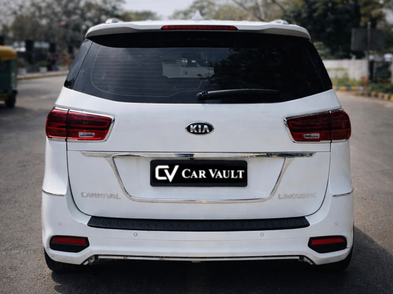 Kia Carnival Limousine 2020 - Side View