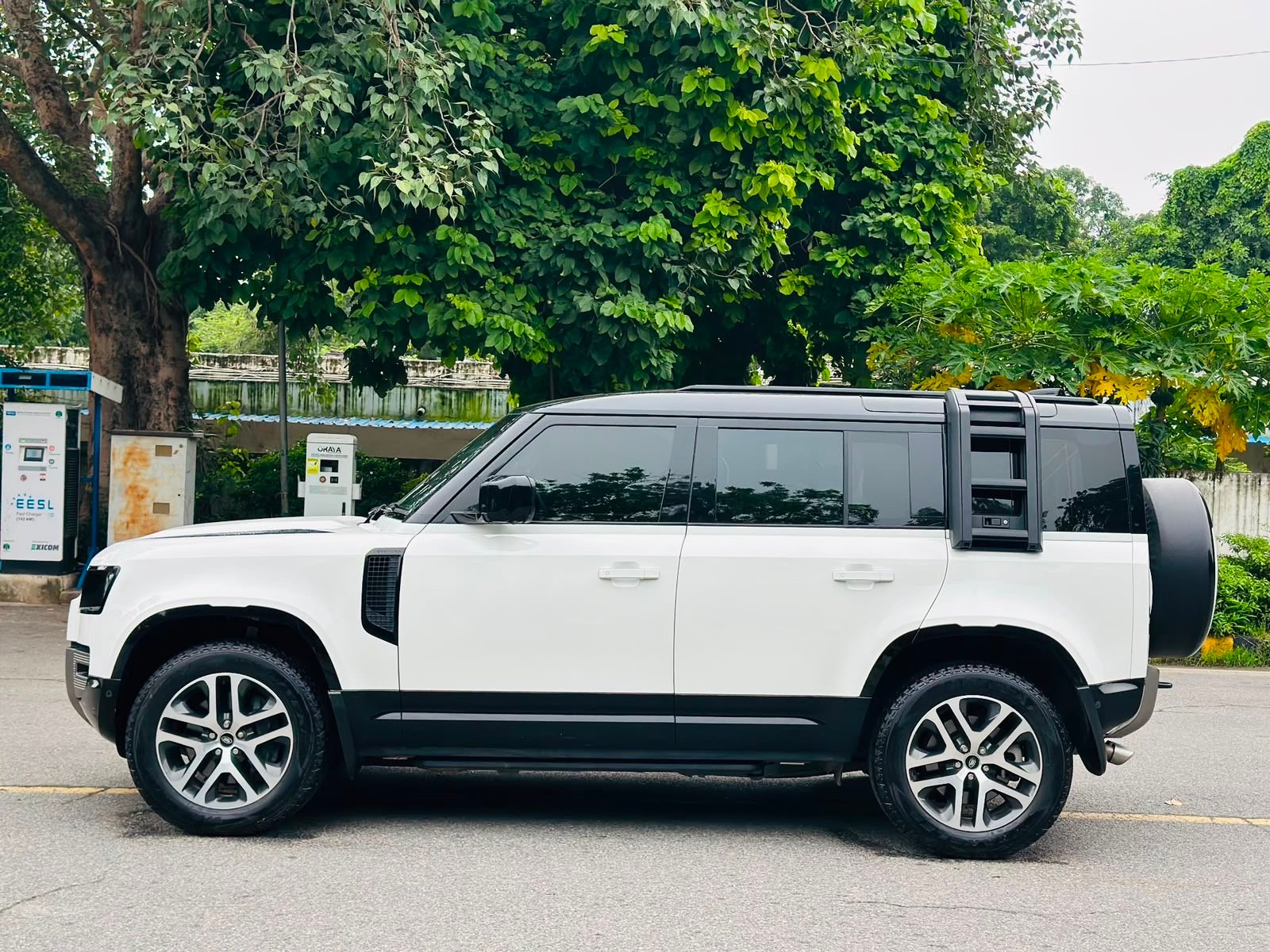 Land Rover Defender 110 V8 2026 White - Side