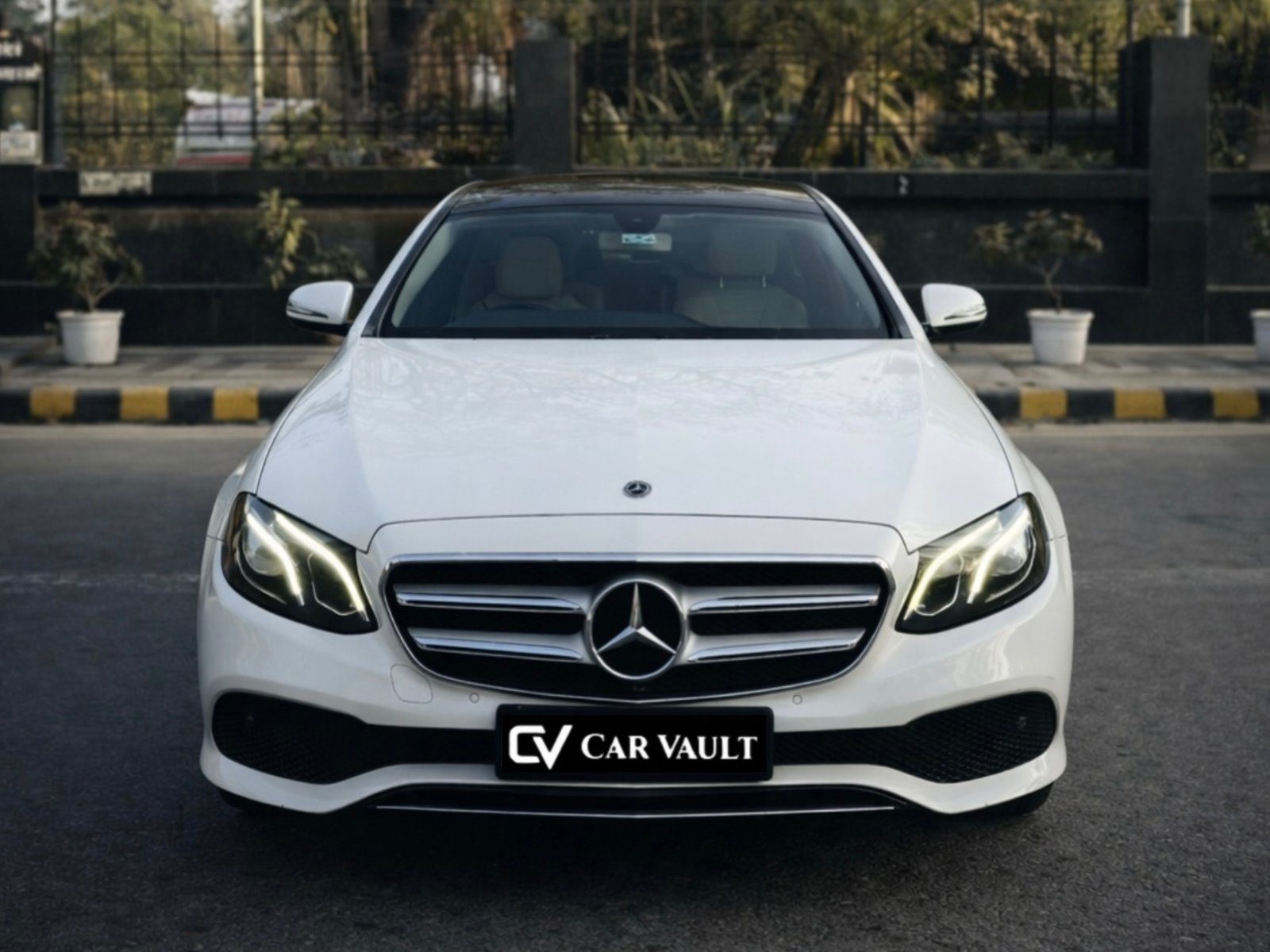 Mercedes-Benz E-Class 220d 2017 - Front View