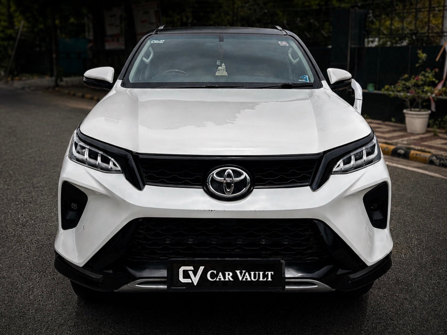 Toyota Fortuner 4x2 2021 White - Front View