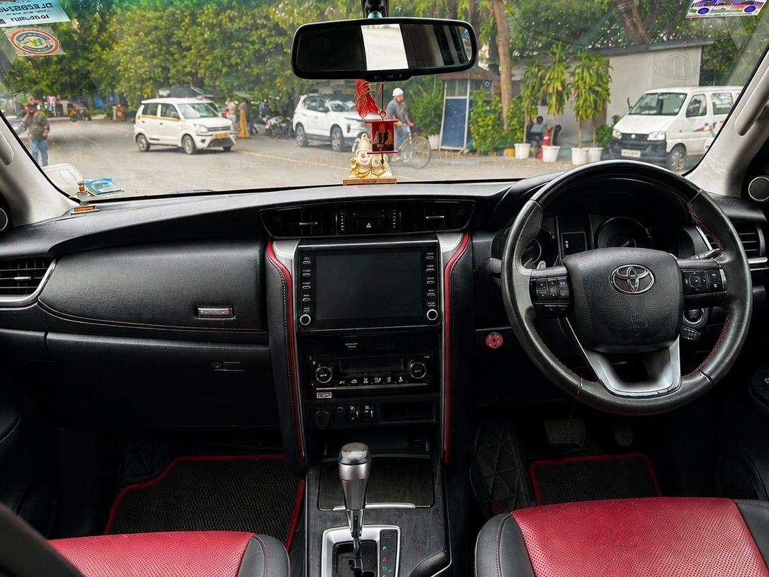 Toyota Fortuner 4x2 2021 White - Interior