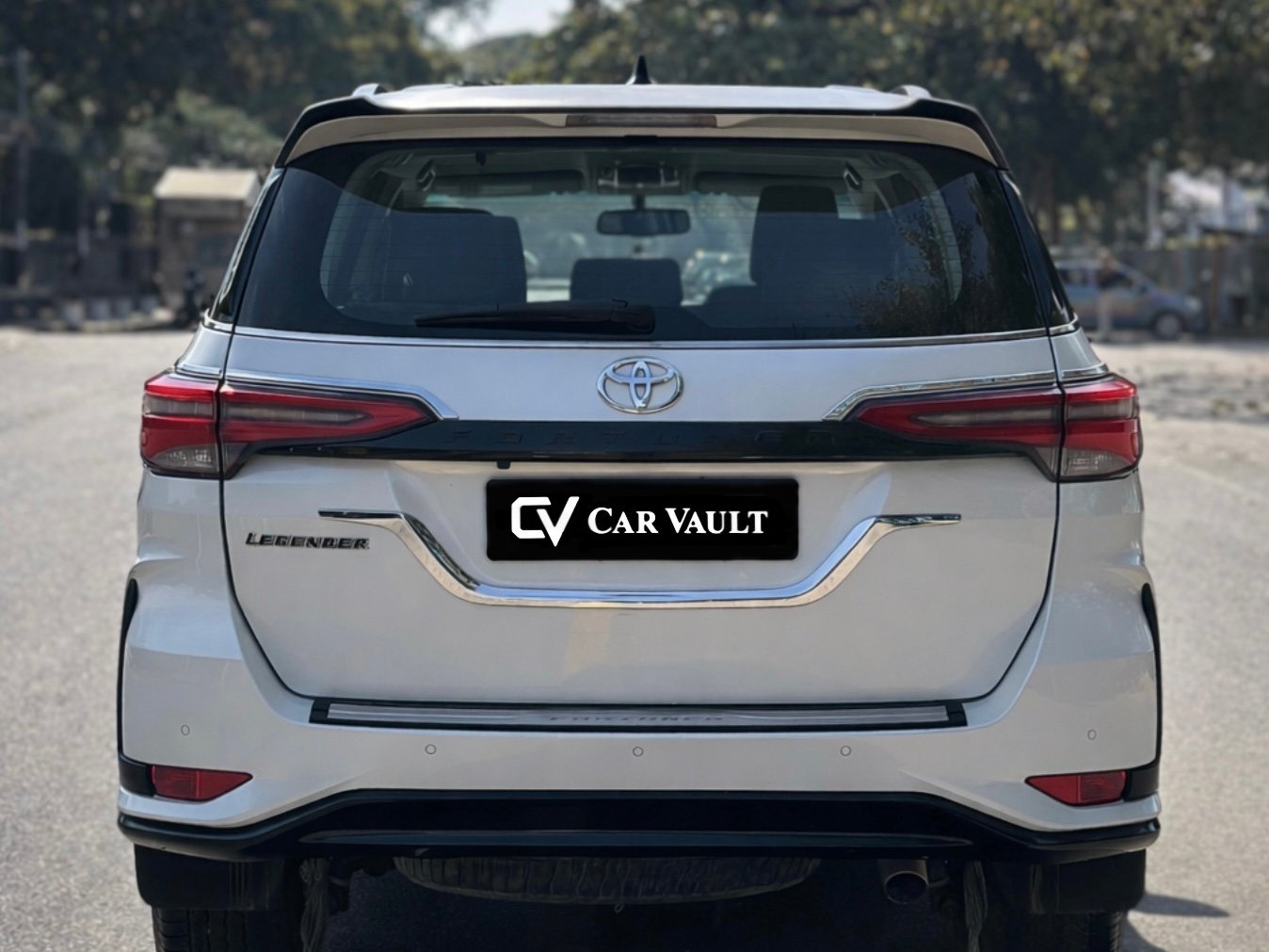 Toyota Fortuner - Side View
