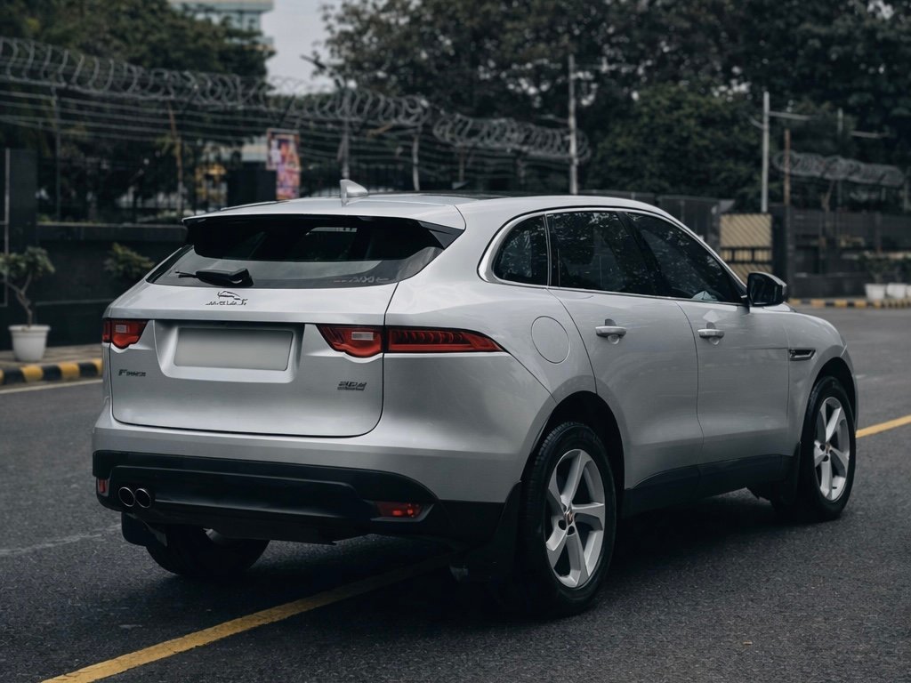 Jaguar F-Pace Prestige - Side View