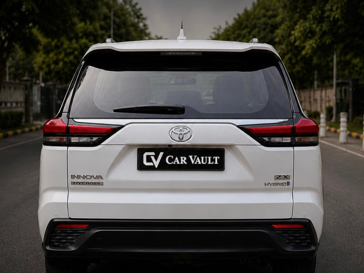 Toyota Innova Hycross ZX(O) 2024 White - Rear View