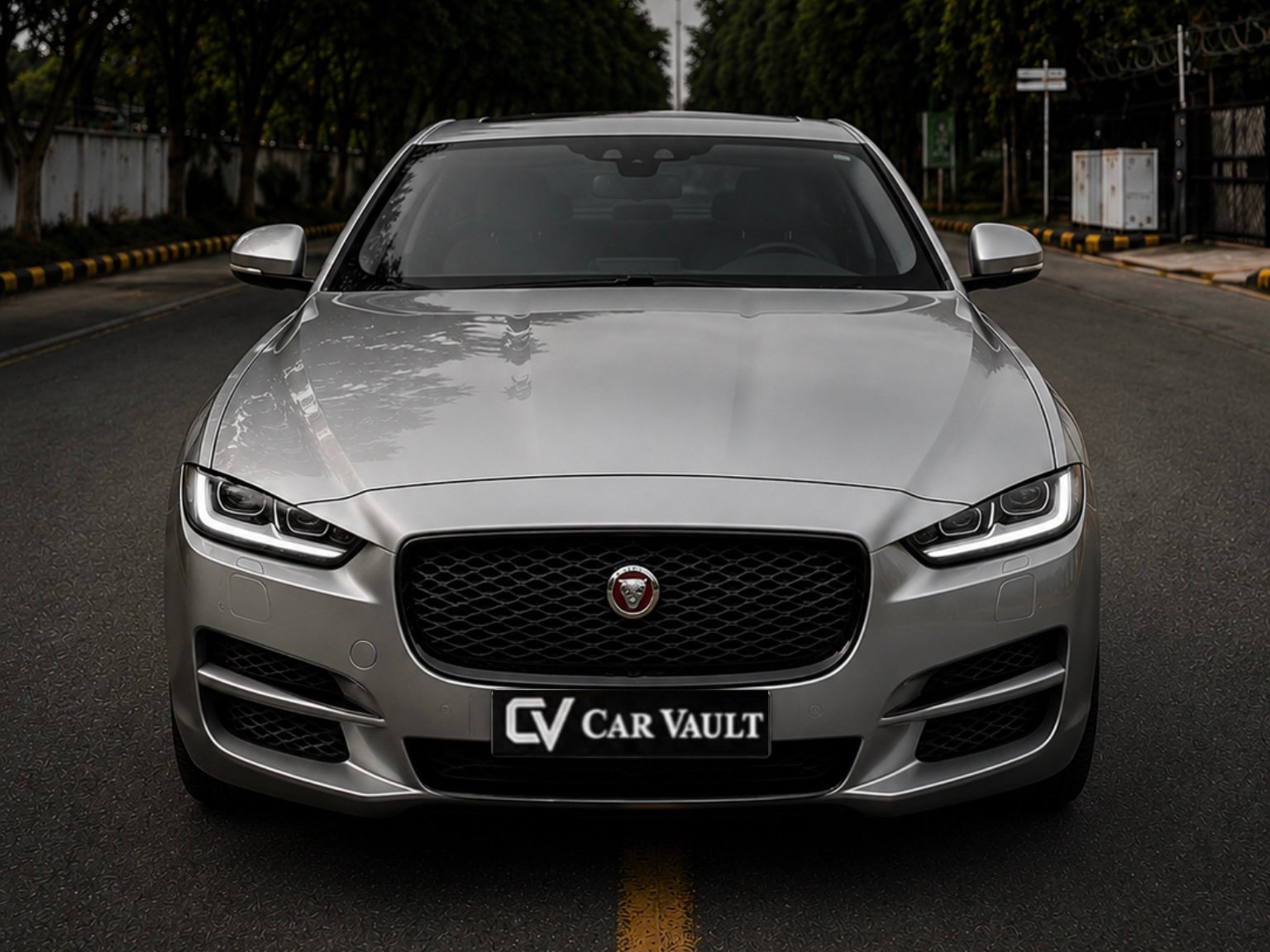 Jaguar XE 2018 - Front View