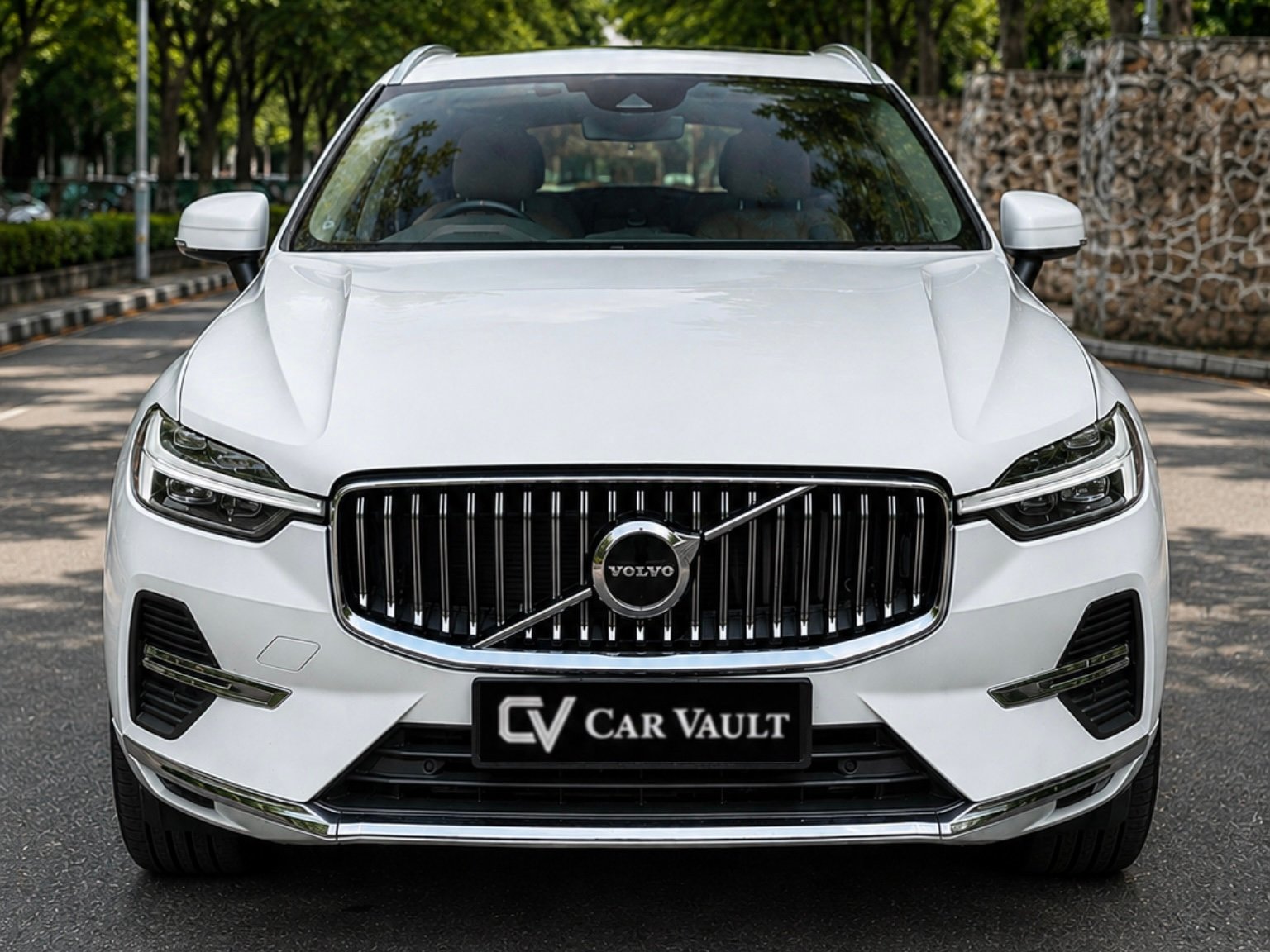 Volvo XC60 2022 White - Front View