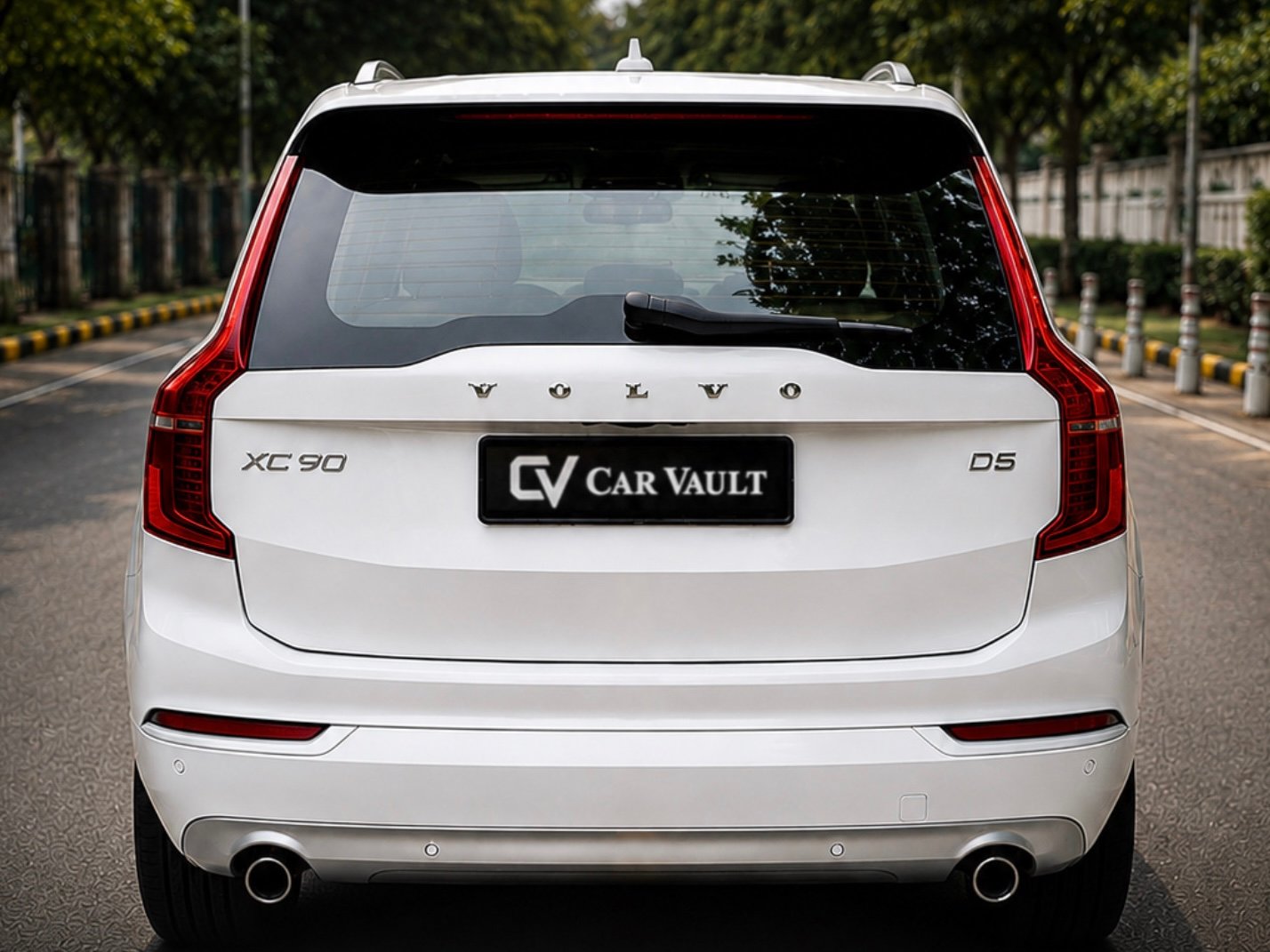 Volvo XC90 D5 2019 White - Rear View
