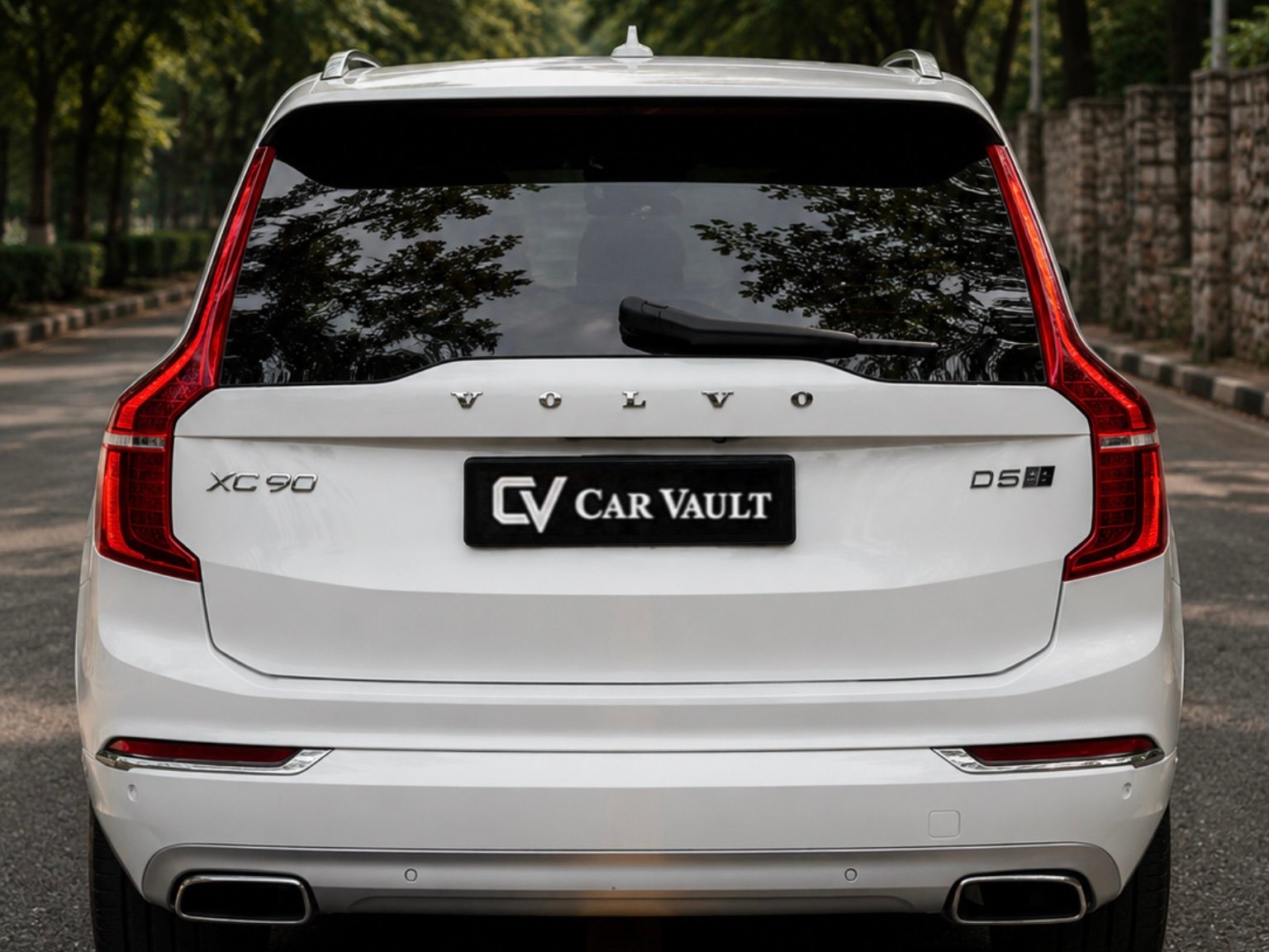 Volvo XC90 D5 Inscription 2017 White - Rear View