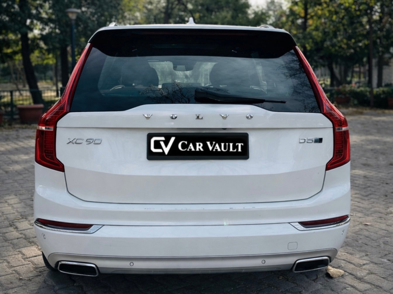 Volvo XC90 D5 Inscription - Side View